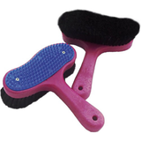A special double brush for foals. With soft horsehair bristles and a soft massaging curry comb.