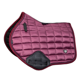 Make a bold statement with the Eltar Jump saddlecloth. Rectangular shaped deep quilting adds a luxurious feel. Bright colour quality is enhanced with a satin finish and self-colour twisted twin trims. ULTRA DRI ZONE lining instantly wicks sweat from the horse to reduce the risk of rubbing and increase comfort. PU ARMA contour pro girth guard protects heavy wear areas. Jacquard logo tape looks smart at the spine, girth loops and elasticated D-ring straps. Finished with a metal logo badge. Machine washable. Coordinates with a range of ARMA horse and Aubrion rider pieces.