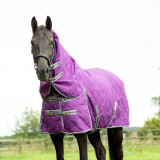 The elite DefenceX Shield stable rug is a high specification rug that has been expertly crafted from a 600 denier durable material to offer ultimate protection. This 100g rug is perfect for when a light to mid weight layer is needed to keep your horse warm when the weather turns. Featuring a snug fit detachable neck with double locking touch tape fastenings for an easy yet secure attachment, that includes an elasticated poll to reduce wind chill and provide a cosy fit. The mid-rise, generous shoulder gusset allows for a full freedom of movement and padded wither and comfort collar has been expertly designed to guarantee comfort by aiding with alleviating pressure off the wither. The deep cut design is securely fastened with adjustable cross surcingle’s with elasticated inserts and twin buckle clip chest fastenings for stability and to offer the perfect fit. Finished with a wipe clean fillet string.