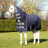The elite DefenceX Shield stable rug is a high specification rug that has been expertly crafted from a 600 denier durable material to offer ultimate protection. This 200g rug is perfect for when a middleweight layer is needed to keep your horse warm when the weather turns. Featuring a snug fit detachable neck with double locking touch tape fastenings for an easy yet secure attachment, that includes an elasticated poll to reduce wind chill and provide a cosy fit. The mid-rise, generous shoulder gusset allows for a full freedom of movement and padded wither and comfort collar has been expertly designed to guarantee comfort by aiding with alleviating pressure off the wither. The deep cut design is securely fastened with adjustable cross surcingle’s with elasticated inserts and twin buckle clip chest fastenings for stability and to offer the perfect fit. Finished with a wipe clean fillet string.