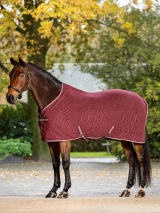 The LeMieux debossed fleece rug offers a comfortable and luxurious finish. Made from super soft anti pill fleece with an anti-static and anti-bacterial shoulder lining. A rug that stands out from the rest with the bold debossed LeMieux branding. The perfect weight to be used as a stable rug, travel rug or under rug.
This stunning rug offers an angled T-bar front closure and cross surcingles for added security.