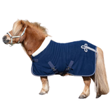 This eye-catching, high-quality mediumweight fleece rug is crafted from a non-snag, anti-pilling fabric designed to maintain its appearance over time. Featuring a single buckle chest strap, cross-over surcingles, and a fillet string, it offers a secure and comfortable fit.

A luxe faux fur collar enhances comfort at the neckline, while silver-detail rope scrolling on the binding and hindquarters creates a distinctive, elegant finish.

Ideal for travelling, use on the showground, or simply keeping your horse looking smart in the stable during the mid-season, this rug combines practicality with standout style.

New Mini Sizes
Fur Collar for comfort
Silver Scrolling detail on hip and fillet string
UNBRANDED- PERFECT FOR TEAMS