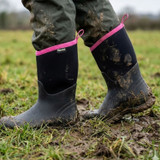 Stay warm, dry, and comfortable with the Keswick neoprene welly. Lightweight, durable, and vegan-friendly with superb grip and flexible neoprene for all-day wear. Features an injection moulded rubber foot, neoprene lining for warmth and a flexible neoprene calf to avoid chafeing. Comfortable enough for daily, muddy dog walks and daily chores at the yard!