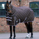 The WeatherBeeta ComFiTec 1000D Diamond Quilt Detach-A-Neck Heavy is a stylish and durable stable rug with a 1000 denier polypropylene diamond quilt outer with extra warm 350g of polyfill. Featuring a 210T polyester lining, quick clip front closure with touch tape for maximum adjustability, Cozi-Cuff for maximum comfort with memory foam wither relief pad which contours to the horse's shape and lifts the rug off the withers to reduce rubbing and provide added comfort. This rug also features traditional side gussets for natural movement, low cross surcingles and tail cord.