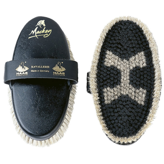 Larger brush with strong material mix to create robust bristles for high quality cleaning. The bristle border is longer for optimum cleaning results. The guarantee for a shiny coat.