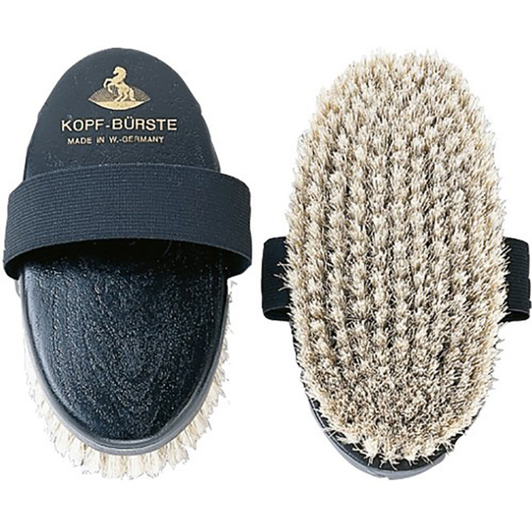 The sensitive areas of the horse's head need a special brush. This head brush is particularly suitable for this. Their handy shape and the soft horsehair pamper the horse's head and ensure care and shine. Head brush made of a mixture of very soft, white horsehair.