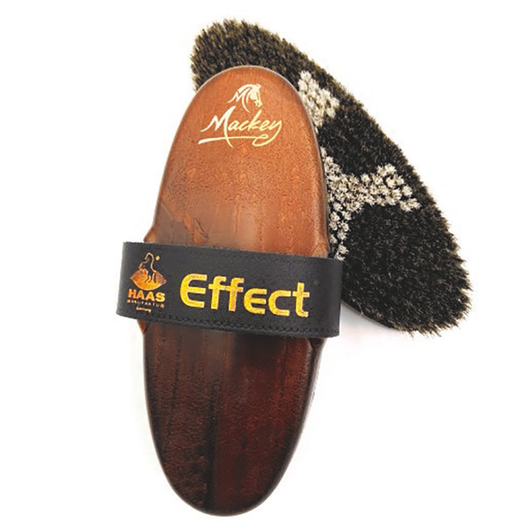 The brush with the double effect. Thanks to the inclined bristles, the Effect brush is hard on dirt in one direction and soft on fur in the other. The strong horsehair mixture absorbs all residues particularly well and thus ensures a healthy, well-groomed coat!