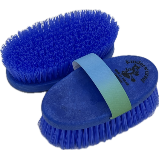 Colourful bristles made of imitation rice root for intensive cleaning. The elastic rainbow strap adapts perfectly to children's hands.