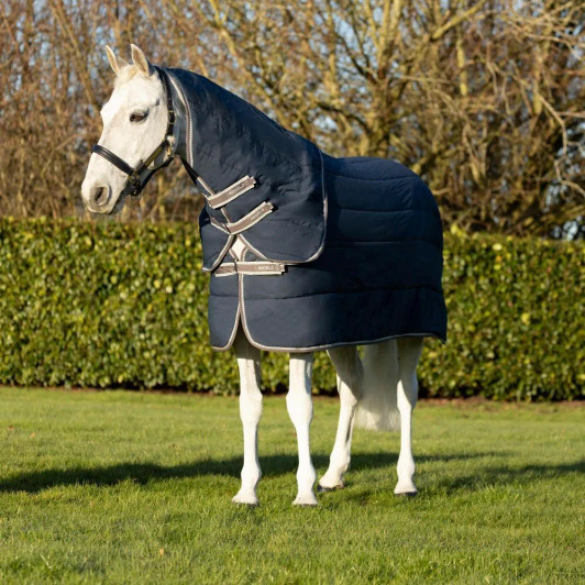 An essential rug for your horse’s wardrobe. This liner rug is made from a 300 denier soft cotton fabric, it almost feels like a duvet! The detachable neck is secured by double lock touch tape fastenings – ideal for those prone to mane rub. The silicone detailing on the back ensures a stable fit underneath the top rug to reduce the risk of moving or slipping. With touch tape front fastening and fillet string, this simple rug ensures there are not too many straps to fasten or get in your horse’s way.