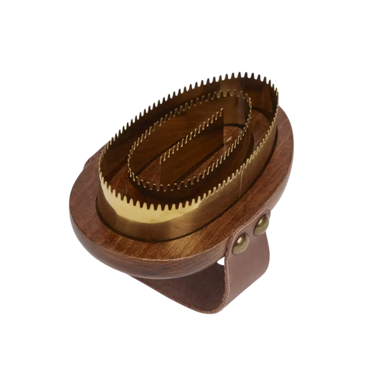 Made to pair with the rest of our Artisan range of brushes and grooming tools, this has metal teeth for combing away dirt and dry sweat from your Artisan brushes as you groom for a thorough clean.