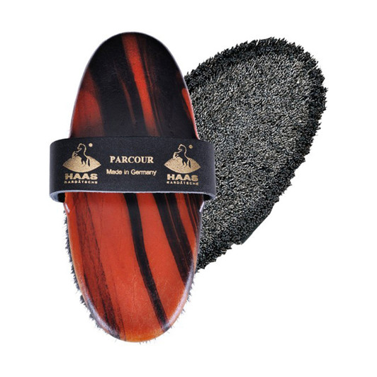 For this brush we use a mixture of grey and black horsehair. The combination of bristles creates a superior cleaning result.