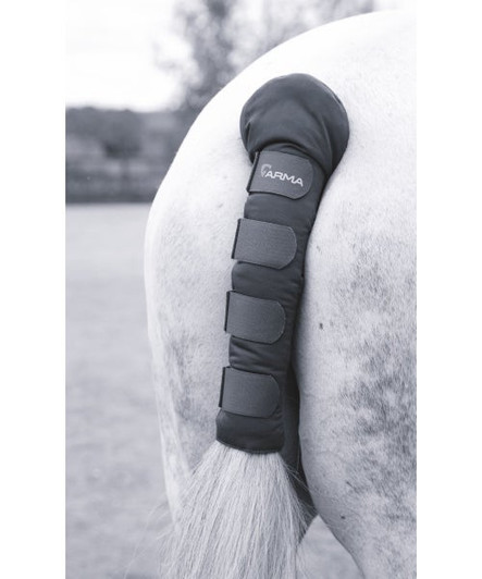 A nylon outer and padded inner make this easy to care for tail guard protective and comfortable. Four touch close straps feature elastic inserts to allow for a secure fit.