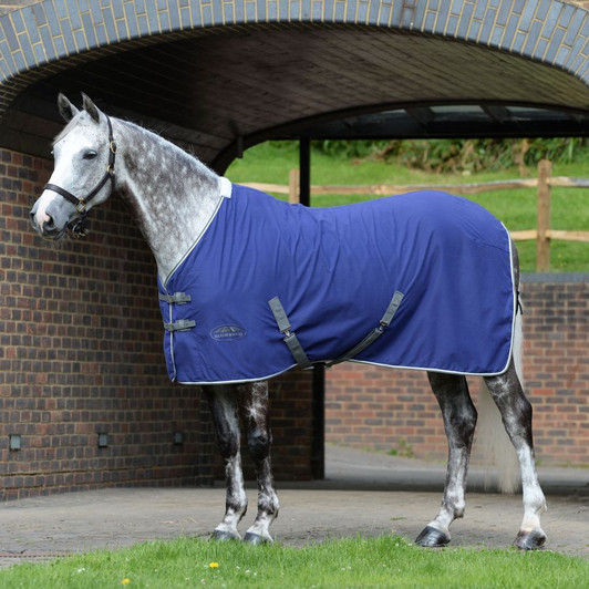 Perfect for all year round use to keep your horse clean and stylish for competitions. The WeatherBeeta Cotton Show Sheet With Surcingles II Standard Neck has a stylish and durable 100% cotton drill outer with nylon lined shoulders to help prevent rubbing and stretching, adjustable twin buckle front closure, low cross surcingles and tail cord.