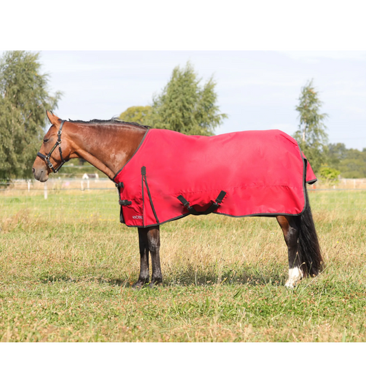 A super lighter weight turnout with 50g fill, this red waterproof 600 denier rug is perfect to use when a slight layer is needed when the weather turns inclement. Featuring charcoal cross surcingle’s, twin buckle chest fastenings and fillet string to keep the rug securely in place. With generous tail flap for extra protection and shoulder gusset for freedom of movement. Finished with printed HyCONIC logo. A super lighter weight turnout with 50g fill, this red waterproof 600 denier rug is perfect to use when a slight layer is needed when the weather turns inclement. Featuring charcoal cross surcingle’s, twin buckle chest fastenings and fillet string to keep the rug securely in place. With generous tail flap for extra protection and shoulder gusset for freedom of movement. Finished with printed HyCONIC logo.