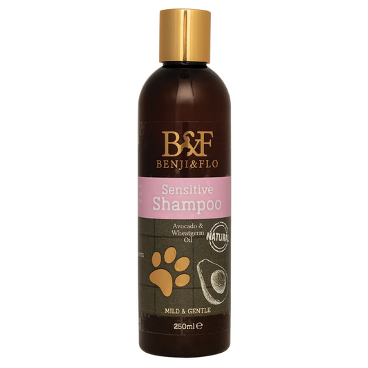 Pamper your dog's delicate skin with Benji & Flo Sensitive Shampoo. Crafted with natural ingredients and infused with the nourishing power of Avocado and Wheatgerm Oil, this gentle cleaning formulation is ideal for dogs with extra sensitive skin. It soothes and rehydrates irritated skin, leaving their coat clean, soft, and healthy.