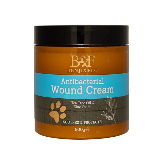 Benji & Flo Antibacterial Wound Cream is a protective cream for your dog's minor wounds. Enriched with zinc oxide and tea tree oil, this cream creates a natural antibacterial barrier, helping to prevent infection and promote optimal healing. Its soothing properties also help to calm and protect the affected skin.