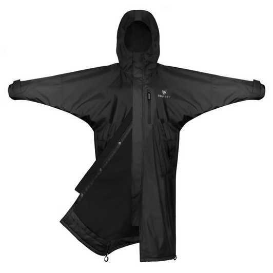 Stay dry, warm, and ready for anything in the EQUIDRY Evolution.
Designed to be oversized and worn full length, this performance coat boasts a remarkable 20,000mm waterproof rating, is fully breathable, fleece-lined, and layer-friendly — even fitting over a body protector.
Features include riding side zips that hold the coat securely in place and reveal hidden storm skirts that flare out in the saddle for enhanced leg coverage, along with adjustable cuffs, multiple pockets, and internal embroidery access.
The Evolution range is available in thick fleece, thin fleece, or mesh lining.
You can also find a range of co-ordinating accessories.
This cutting-edge coat redefines the standards of performance outerwear, delivering unrivalled protection and comfort in any weather. Stay dry, warm, and ready for anything in the EQUIDRY Evolution.
Designed to be oversized and worn full length, this performance coat boasts a remarkable 20,000mm waterproof rating, is fully breathable, fleece-lined, and layer-friendly — even fitting over a body protector.
Features include riding side zips that hold the coat securely in place and reveal hidden storm skirts that flare out in the saddle for enhanced leg coverage, along with adjustable cuffs, multiple pockets, and internal embroidery access.
The Evolution range is available in thick fleece, thin fleece, or mesh lining.
You can also find a range of co-ordinating accessories.
This cutting-edge coat redefines the standards of performance outerwear, delivering unrivalled protection and comfort in any weather.