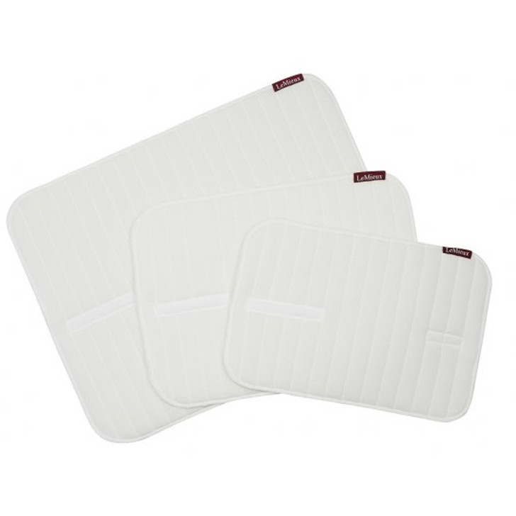 Memory foam filIing provides ideal support under any stable or exercise bandage.

These breathable pads have a soft towelling flannel lining to wick away heat & sweat and dry wet legs. 

Each pad has handy Velcro tabs to hold in place for easy bandaging. 

Available Black, White and Navy (Pair)