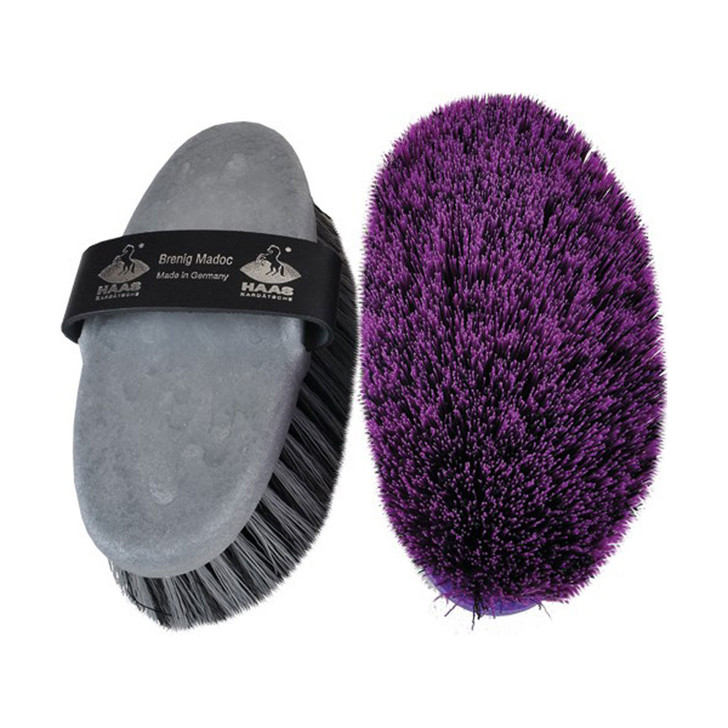 A versatile grooming brush with a black and green synthetic coating. Due to it's 5cm long bristles this brush is particularly soft as well as sturdy.