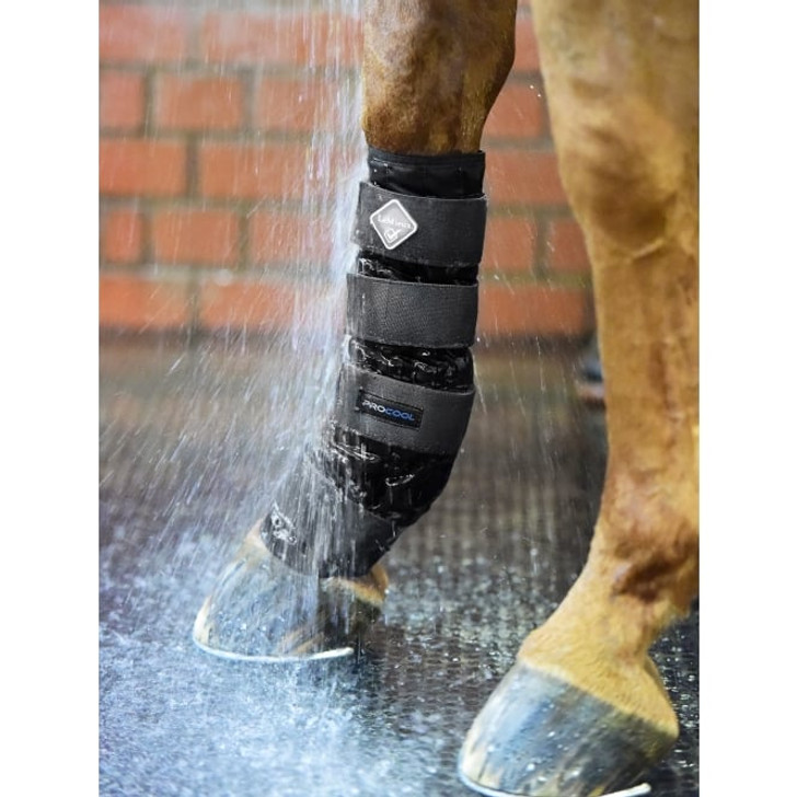 Simple & easy way to cool legs after XC, work or injury. Unique water reactive crystals within boots swell & retain cold when soaked in water. Contoured shape supports the fetlock & tendon preventing slipping.