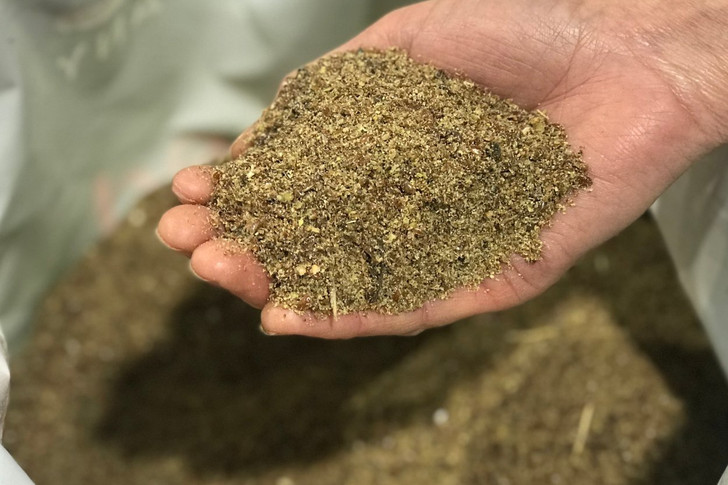 Pure Linseed is unique in our range as it contains nothing but linseed. It is high in slow-release calories and protein and can be fed alongside any other Pure feed. It is the perfect top-up for horses that need extra help maintaining condition or an extra source of slow-release energy. You feed it straight from the bag with no need to soak or boil, making it super convenient.