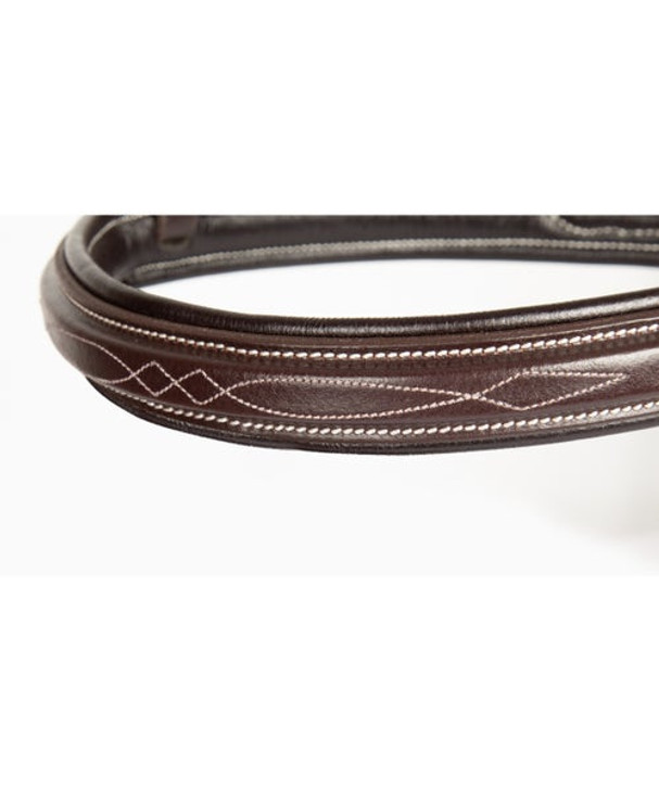 The elegant Fairford cavesson noseband features square raised detail and contrast stitching for an individual look, and padding offers enhanced comfort. Characterised by feature stitching detail, Salisbury leatherwork is synonymous with quality. Vegetable tanned leather for a more sustainable finish. Black leatherwork features stainless steel fittings, Australian Nut leatherwork has brass fittings.