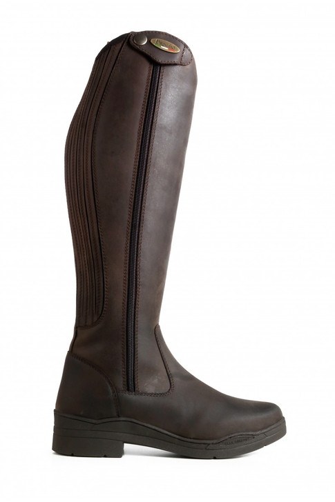 Perfect for colder weather, the Monte Cervino boot is fully lined with a dense faux fur to help retain body heat. To the rear of the boot is a covered elastic panel, ensuring a flattering close fit whilst still being comfortable. The full length zipper to the side of the boot makes zipping it easy and the zip cover at the top features a brass Brogini badge.


The whole boot is made from an oiled leather which is naturally water-resistant and has a lovely natural patina.