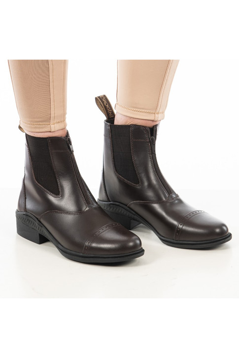 The elegantly designed 401 short paddock boots are hand-crafted from the finest leather, these boots are extremely soft allowing the boots to mould to the shape of the foot.
The anti-slip grip rubber sole is hardwearing and long lasting. These boots are created with a front zip and elasticated either side panels for ease of use.