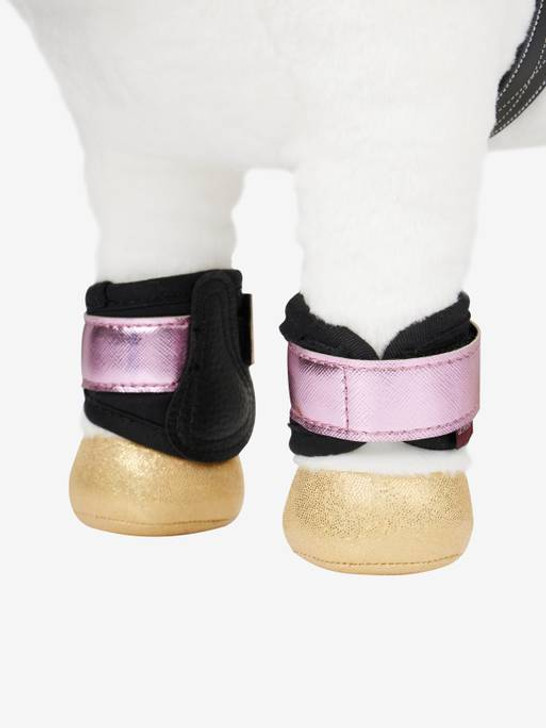 Identical miniature versions of the LeMieux Grafter Boots for your Toy Pony. Including strike guard and velcro straps, now your Mini LeMieux Pony can look just like the real thing in full matchy matchy outfit!




Sold in pairs
