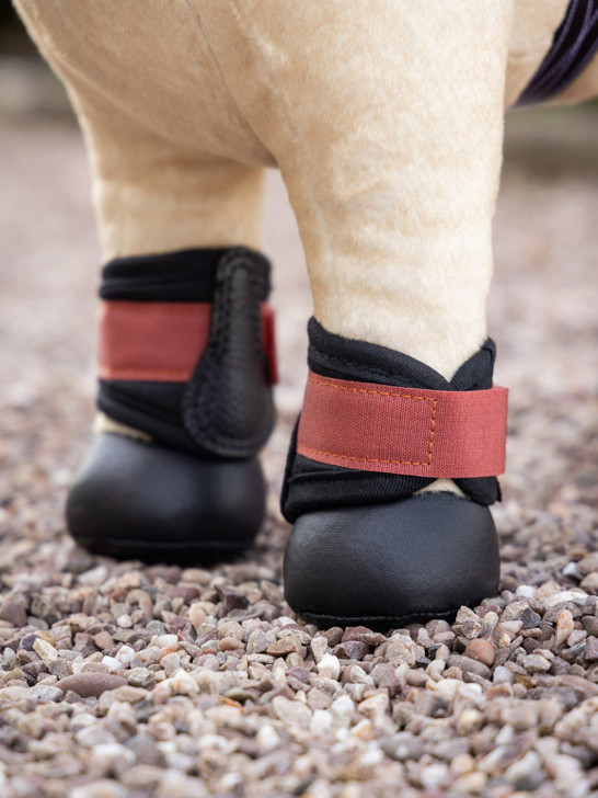 Identical miniature versions of the LeMieux Grafter Boots for your Toy Pony. Including strike guard and velcro straps, now your Mini LeMieux Pony can look just like the real thing in full matchy matchy outfit!
 

Sold in pairs