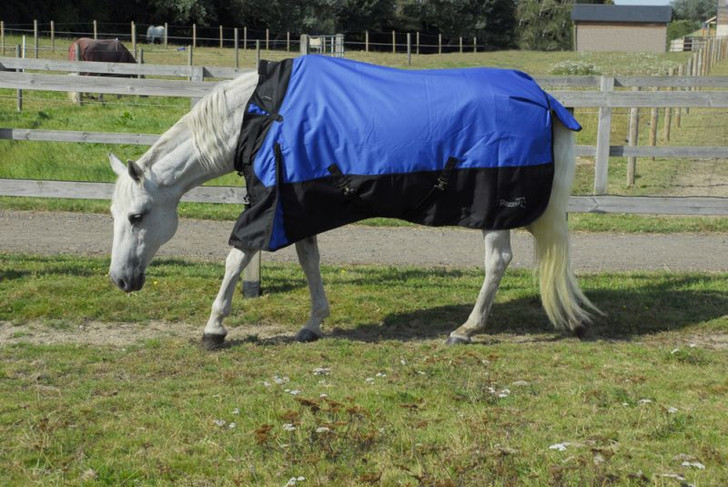 With a unique easily adjustable neckline to allow for the slighter and wider shaped horse.
Ripstop, waterproof, breathable 600 denier outer with a mid-season 50gsm polyfill.
The Phoenix rug offers a lightweight option for in- between the colder months or for hardy types in the winter who do not require a thicker, heavier rug.