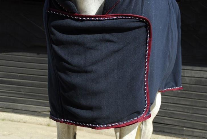 Best quality suede fleece rug (anti-pill), suitable for stable wear, travelling and at shows. Features single chest strap, with a touch tape closing chest skirt and an elastic surcingle.
A super snug padded neck line for comfort and to reduce rubbing.
'Hidden' elastic surcingle fasten under belly.