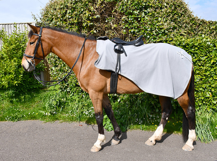 Made from the finest anti-pill fleece with touch tape fasten at the front of saddle for maintaining placement. Metallic rope twin binding with a metallic rope design at quarters and fillet cord.