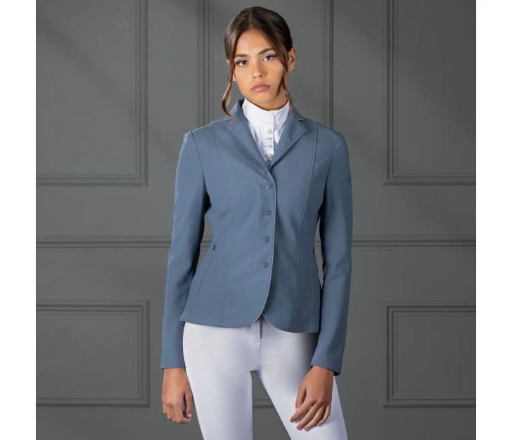 Minimalistic but full of elegant features, the Aubrion Stafford show jacket has a modern saddle-skimming length and a slim contour shape. Satin is piped around the jacket edge for definition, cuffs are zipped for an immaculate silhouette. Multiway flex-fit fabric and unlined sleeves give the competitive rider total freedom and a sleek look. Perforated side and under arm panels look stylish and offer targeted ventilation, fabric is quick drying and breathable. Style detail: sport active fit, satin piping detail, flattering zip fastening with self-colour embossed press studs, zipped cuffs, satin body lining, hidden zip side pockets, rear double vents, Aubrion prints.