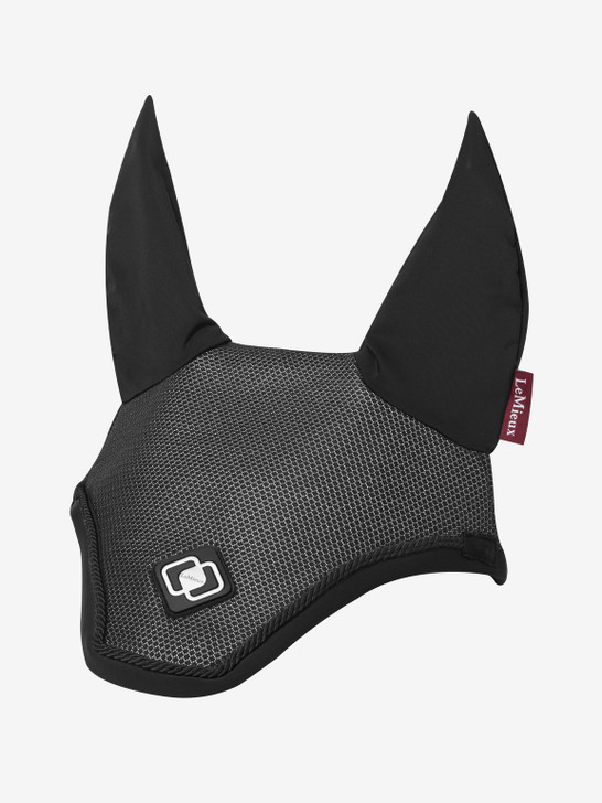 The hundreds of individual cells that make up the 3D mesh each contain four perforations for the rapid dissipation of heat, enhancing air flow and the wicking effect across the whole surface area of the fly hood.

The deeper section behind the ears gives a secure fit and accommodates for the wider head pieces seen on the more anatomical style bridles. The soft Lycra ear and  ergonomical, low profile shape around the ears provide ultimate comfort.