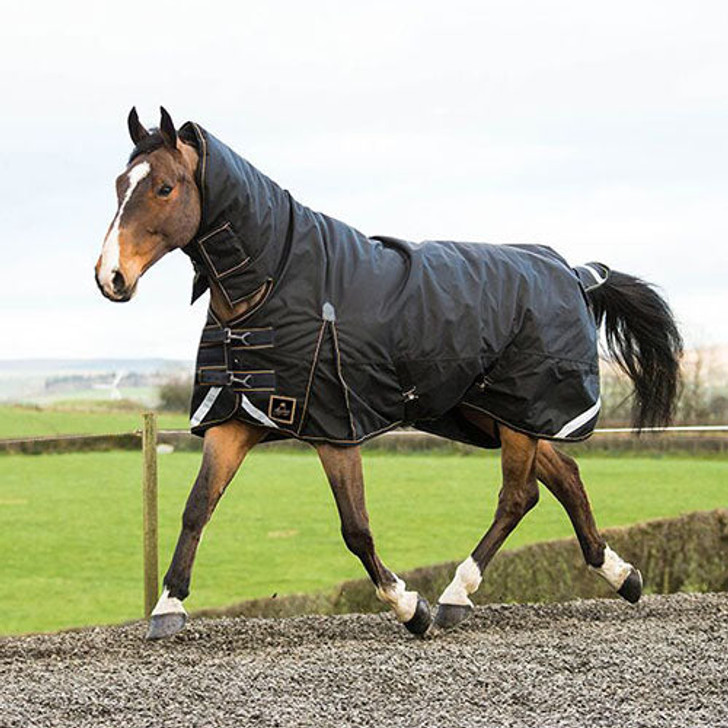 The Mackey Lugnaquilla Plus Full Neck 360g Turnout Rug has a 1680D ballistic outer. Waterproof and breathable. Incorporates leg gussets. Tail flap. Anti-rub 210D polyester lining. Cross surcingle’s with rubber rings. Twin strap breast buckle fastening. Reflective strips front, back and on tail flap. Name plate inside.