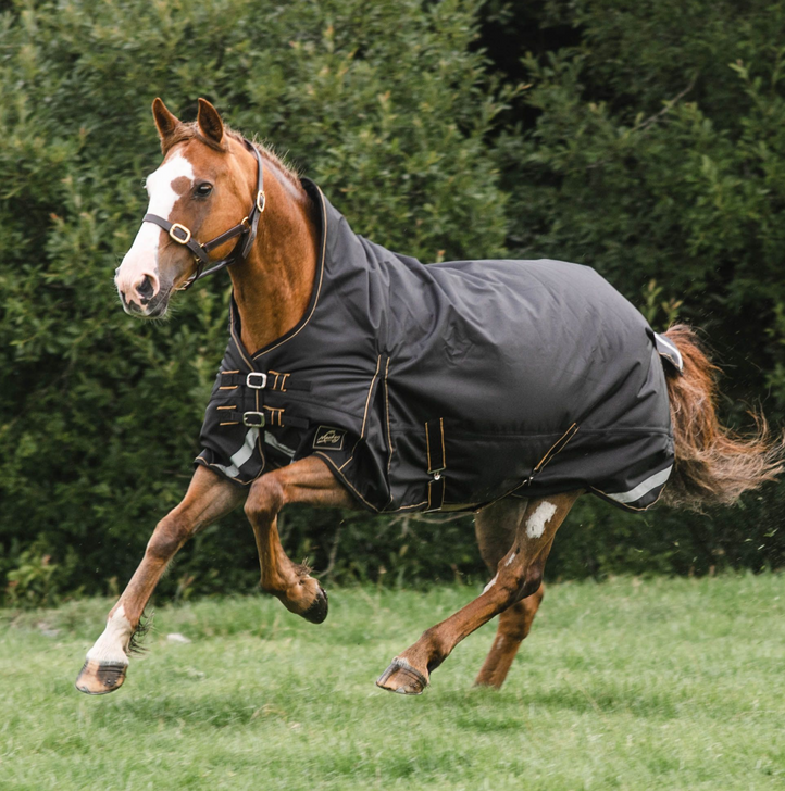 This semi-necked design is heavy weight, with a 360g filling and 1680D ballistic outer material. It is both waterproof and breathable, plus it features leg gussets, a tail flap and an anti-rub 210D polyester lining. The rug comes with detachable leg straps, cross surcingles with rubber rings and twin strap breast buckles for fastening. Additionally, reflective strips are placed on the front, back and tail flap, with a nameplate inside.
