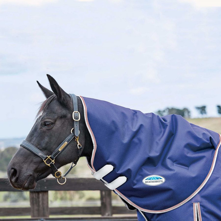 The WeatherBeeta ComFiTec Essential Neck Rug Medium offers 220g polyfill, 210T polyester lining and a strong 1200D ripstop outer with repel shell coating. Featuring 3 ski clips to attach to D rings on standard neck rugs and 2 touch tape closures. Compatible with the WeatherBeeta ComFiTec Essential Standard Neck rugs. Hydrostatic pressure tested to 2000mm plus. Moisture vapour tested to 3000g/m2 plus.
