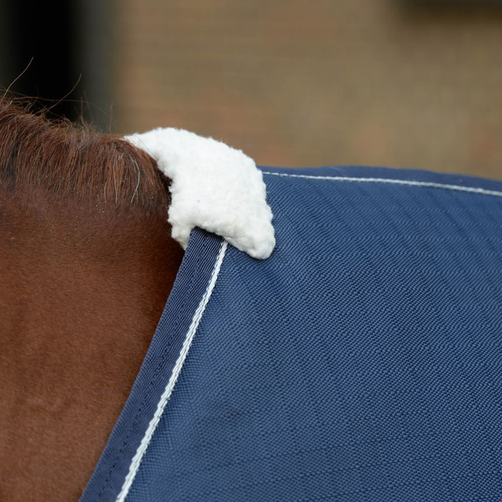 Quality and durable stable rug: The WeatherBeeta 1200D Stable Standard Neck Medium offers a durable 1200 denier ripstop outer to keep stabled horses clean and warm with 220g of polyfill. Featuring a 210T polyester lining, twin front buckle closure with touch tape, 100% boa fleece wither relief and twin low cross surcingles with PVC tail cord.