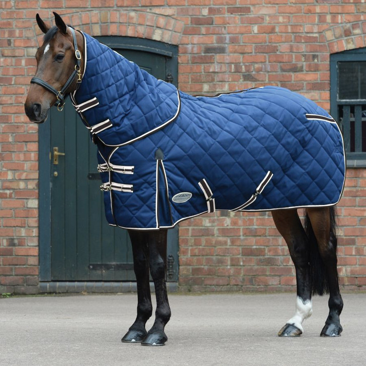 The WeatherBeeta ComFiTec 1000D Diamond Quilt Detach-A-Neck Medium is a stylish and durable stable rug with a 1000 denier polypropylene diamond quilt outer with warm 220g of polyfill. Featuring a 210T polyester lining, quick clip front closure with touch tape for maximum adjustability, Cozi-Cuff for maximum comfort with memory foam wither relief pad which contours to the horse's shape and lifts the rug off the withers to reduce rubbing and provide added comfort. This rug also features traditional side gussets for natural movement, low cross surcingles and tail cord.