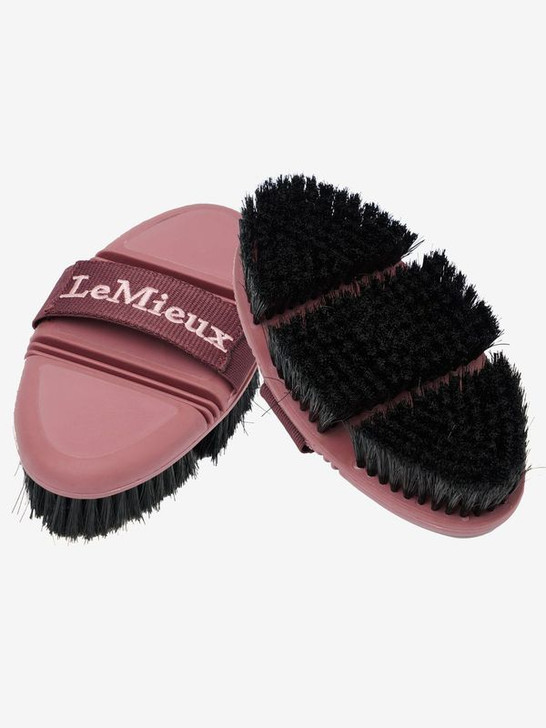 The synthetic bristles on the LeMieux Flexi Soft Body Brush provide a comfortable but efficient clean, with the flexi design allowing you to reach almost every part of the horse's body.
 
The ergonomic shape fits into the hand perfectly, reducing wrist strain while allowing you to have better grip when holding the brush. An elasticated strap guarantees a perfect fit