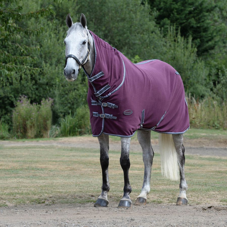 A versatile fleece cooler in a combo neck design. The versatile, breathable and wickable WeatherBeeta Fleece Cooler Combo Neck is ideal for travelling and cooling after exercise. The anti-pill finish helps to prevent bobbling after prolonged use and has lined shoulders to help prevent stretching and rubbing. Additional features include twin adjustable buckle front closure with touch tape, touch tape closures on the neck, low cross surcingles and a tail cord.