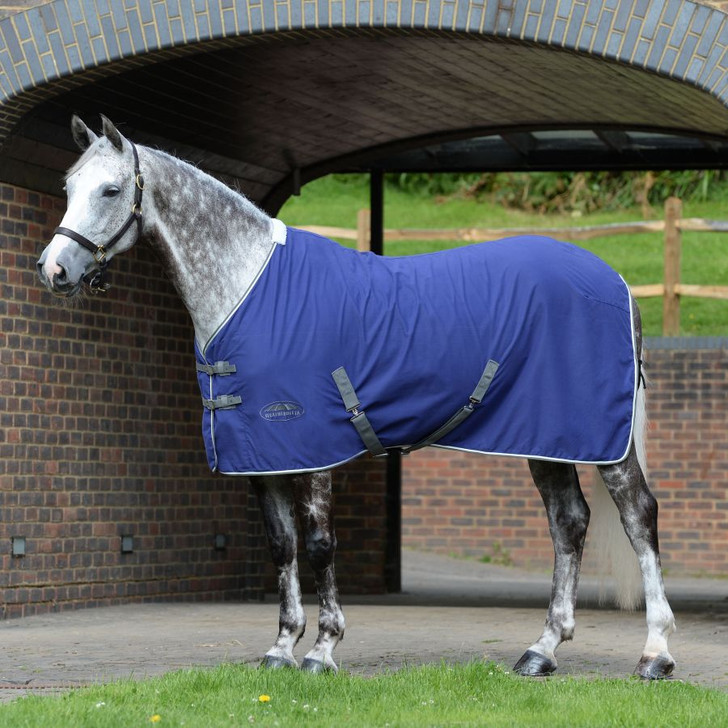 Perfect for all year round use to keep your horse clean and stylish for competitions. The WeatherBeeta Cotton Show Sheet With Surcingles II Standard Neck has a stylish and durable 100% cotton drill outer with nylon lined shoulders to help prevent rubbing and stretching, adjustable twin buckle front closure, low cross surcingles and tail cord.