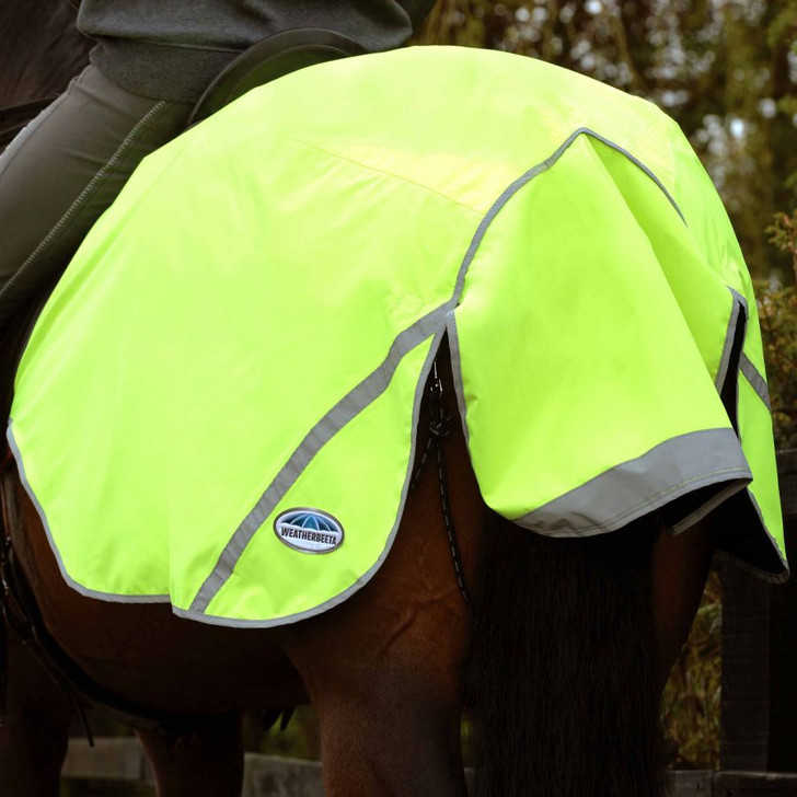 The WeatherBeeta 300D Reflective Exercise Sheet is a quality, waterproof and durable 300 denier outer, with a 210T polyester lining. Features are reflective binding, reflective detail, 100% boa fleece at the wither and large tail flap with reflective strip for extra safety, touch tape girth loops and tail cord.