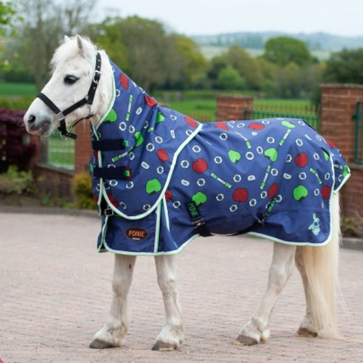 Apple ‘n’ Mints: what better rug could you buy for your equine friend but one that reflects their favourite treats!
This super unique design will definitely be a best seller as the children and adults will love this rug.
The dual set is multi-use, it will cater for both the cooler days as a standard neck or the rainy days when wearing the new 5-point neck cover.
A must have for your ponies 2023 spring wardrobe.

• Detachable Neck
• 600d ripstop outer with Nylon Lining
• 0g fill
• Showerproof & Breathable
• Elasticated detachable leg straps