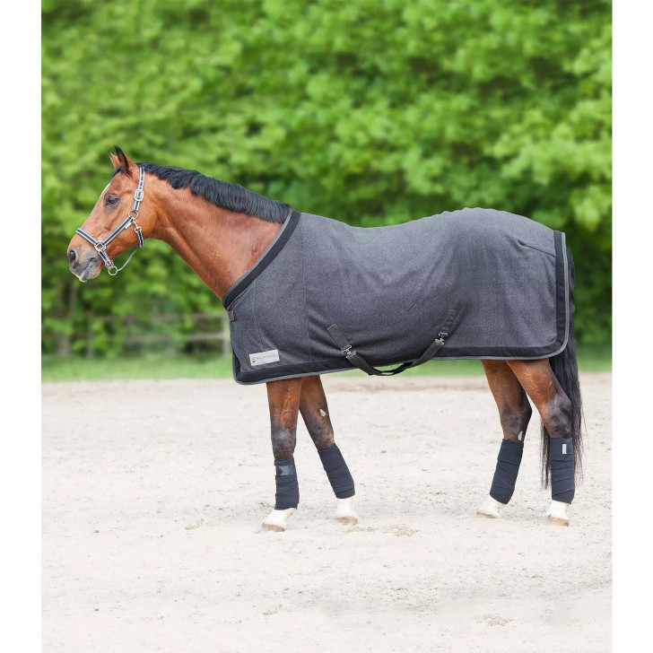 High quality fleece rug, single front fastener with touch tape cover and fillet string. This rug is extremely soft and features perfect moisture-wicking properties. Goes with our Esperia series. Removable crossover straps.

- Front fastening and touch tape cover
- Removable crossover straps
- Fillet string