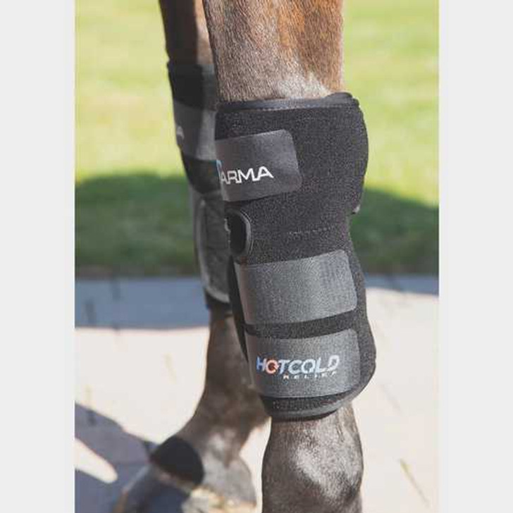 ARMA Hot/Cold joint relief boots are suitable for knees, hocks or fetlocks. Specifically shaped to be used on joints as the flexible neoprene and cut outs allow movement. Inner pockets keep gel packs secure. Replacement gels pack available separately. Heat in hot water or microwave. Cool in cold water or freezer. Sold in pairs.