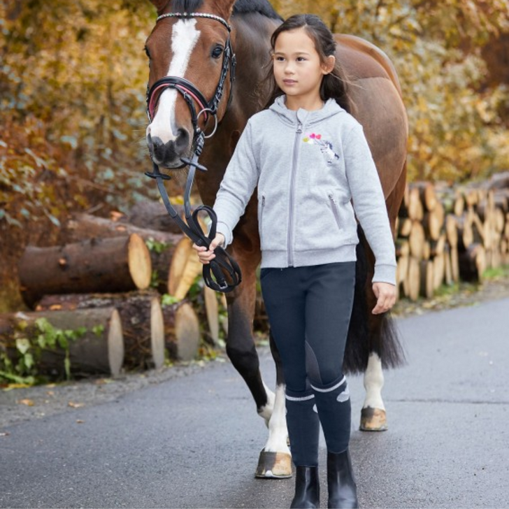 Ideal entry level leggings. Comfortable waistband, easy-care and skin-friendly, high degree of wearer comfort due to soft cotton quality, sporty elastic cuff. Knee patches in an outer fabric. Zip pocket front.