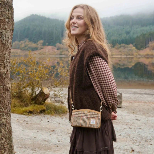 ISL-8300BEIDTL00 Ladies Harris Tweed & Leather Shoulder Bag Beige Dogtooth Lifestyle Keily’s.com