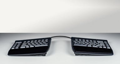 Adjustable left and right tenting mechanism easily alternates the slope of the keyboard to 5°